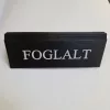 FEKETE HOSSZANTI SZÁLAS MŰBŐR FOGLALT TÁBLA FEHÉR NYOMATTAL, KICSI