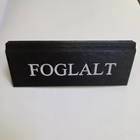   FEKETE HOSSZANTI SZÁLAS MŰBŐR FOGLALT TÁBLA FEHÉR NYOMATTAL, KICSI