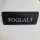 FEKETE HOSSZANTI SZÁLAS MŰBŐR FOGLALT TÁBLA FEHÉR NYOMATTAL, KICSI