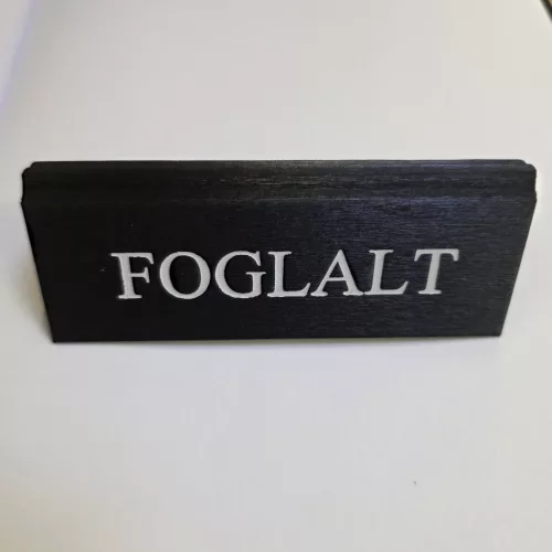 FEKETE HOSSZANTI SZÁLAS MŰBŐR FOGLALT TÁBLA FEHÉR NYOMATTAL, KICSI