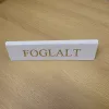 FEHÉR SZÍNŰ FOGLALT TÁBLA ARANY FELIRATTAL, NAGY
