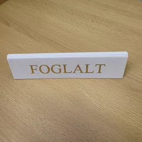 FEHÉR SZÍNŰ FOGLALT TÁBLA ARANY FELIRATTAL, NAGY