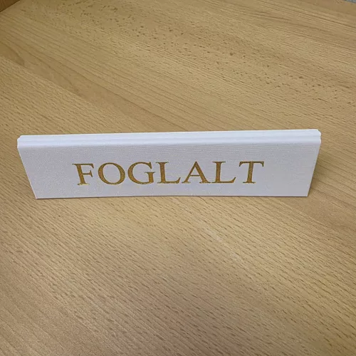 FEHÉR SZÍNŰ FOGLALT TÁBLA ARANY FELIRATTAL, NAGY