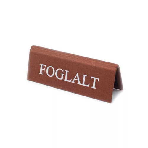 BARNA FOGLALT  TÁBLA FEHÉR NYOMATTAL, KICSI