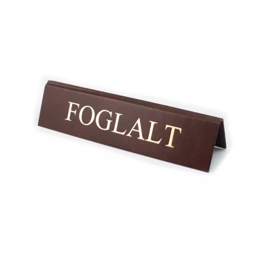 SÖTÉTBARNA MŰBŐR FOGLALT TÁBLA ARANY NYOMATTAL, NAGY