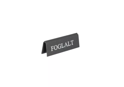EZÜSTSZÜRKE SZÍNŰ FOGLALT TÁBLA, FEHÉR FELIRATTAL, KICSI