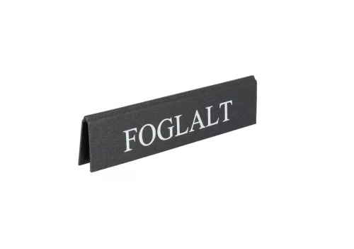 EZÜSTSZÜRKE SZÍNŰ FOGLALT TÁBLA, FEHÉR FELIRATTAL, NAGY