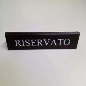   RISERVATO foglalt tábla, sötétbarna műbőr, fehér felirattal, nagy