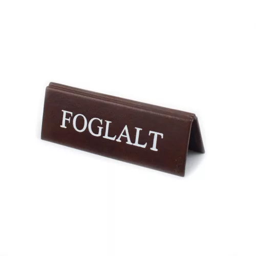 SÖTÉTBARNA MŰBŐR FOGLALT TÁBLA FEHÉR  NYOMATTAL, NAGY