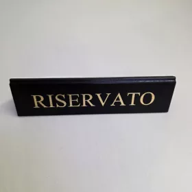   RISERVATO foglalt tábla, fekete műbőr, arany felirattal, nagy