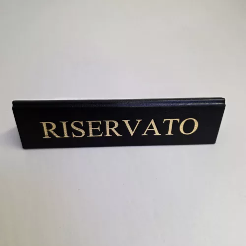 RISERVATO foglalt tábla, fekete műbőr, arany felirattal, nagy