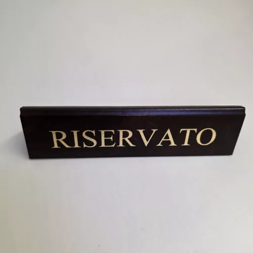 RISERVATO foglalt tábla, sötétbarna műbőr, arany felirattal, nagy