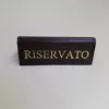 RISERVATO foglalt tábla, sötétbarna műbőr, arany felirattal, kicsi