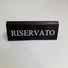   RISERVATO foglalt tábla, sötétbarna műbőr, fehér felirattal, kicsi