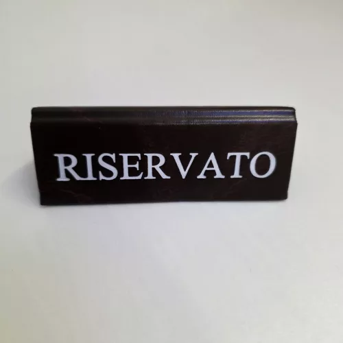RISERVATO foglalt tábla, sötétbarna műbőr, fehér felirattal, kicsi