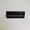 RISERVATO foglalt tábla, fekete műbőr, arany felirattal, kicsi