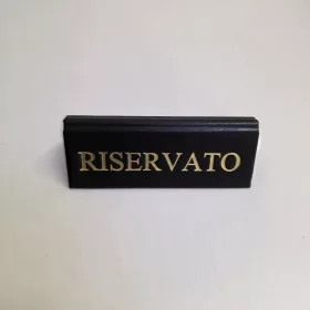   RISERVATO foglalt tábla, fekete műbőr, arany felirattal, kicsi