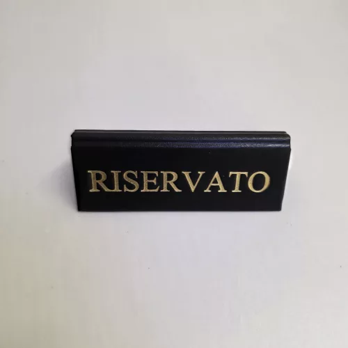 RISERVATO foglalt tábla, fekete műbőr, arany felirattal, kicsi