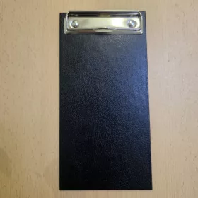 Csipeszes számlatartó tábla, fekete műbőr, 22x11 cm