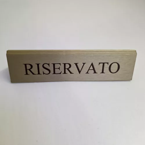 RISERVATO foglalt tábla, arany műbőr, barna felirattal, nagy