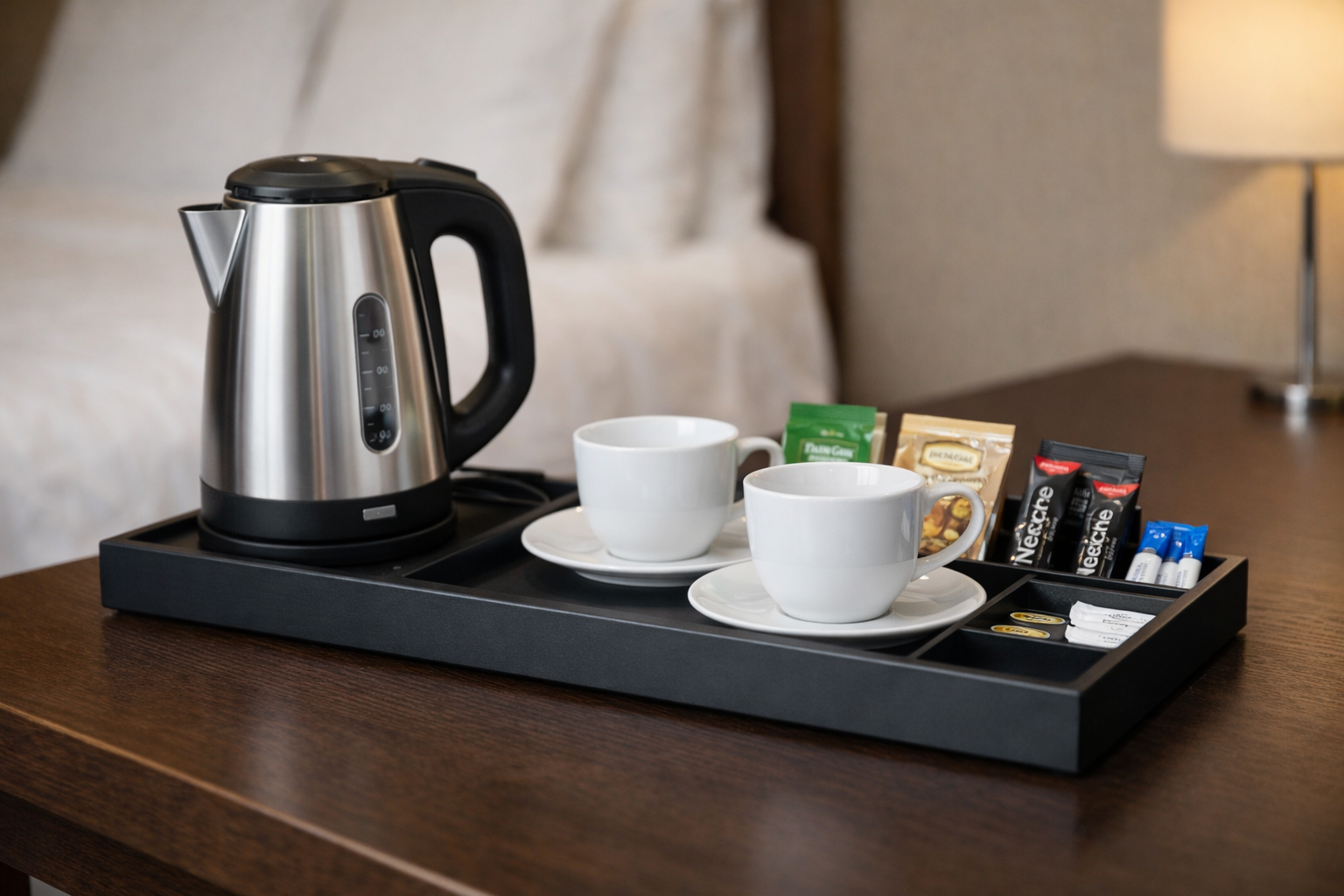 Szállodai bekészítési tálca + vízforraló szett: a legkisebb beruházás, ami látványosan javítja a ven